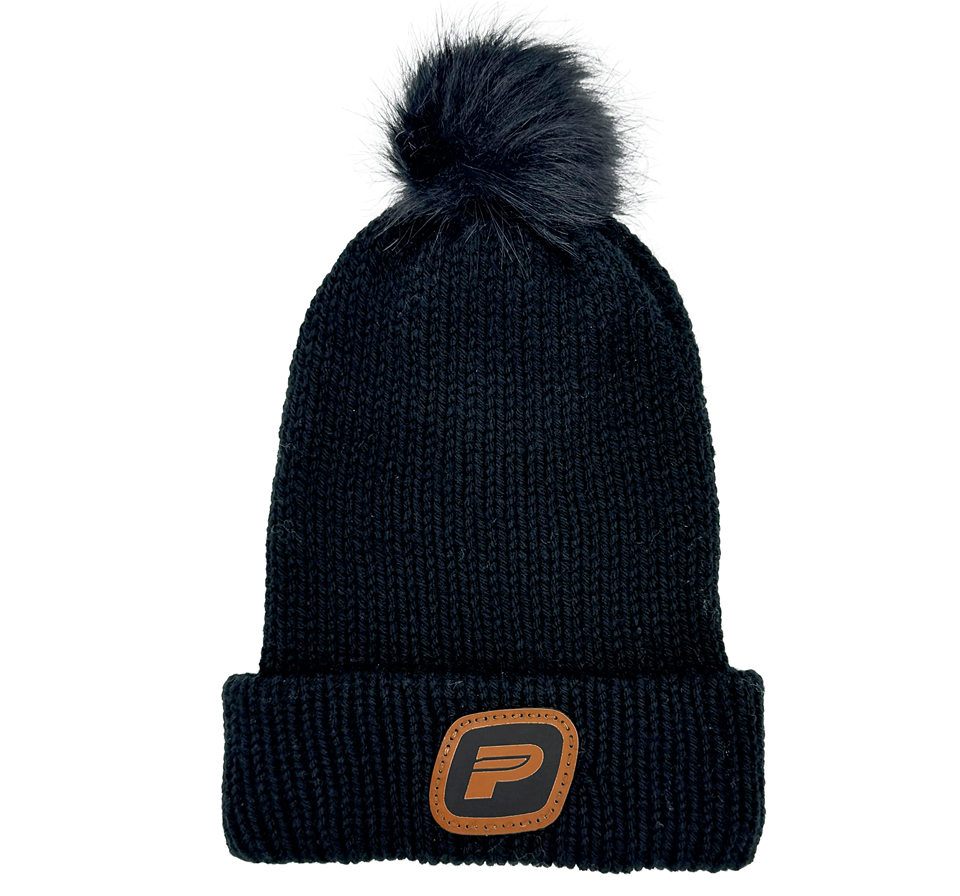 TUQUE À REBORD EN TRICOT AVEC POMPON – NOIR ÉCUSSON P EN CUIR COUSU