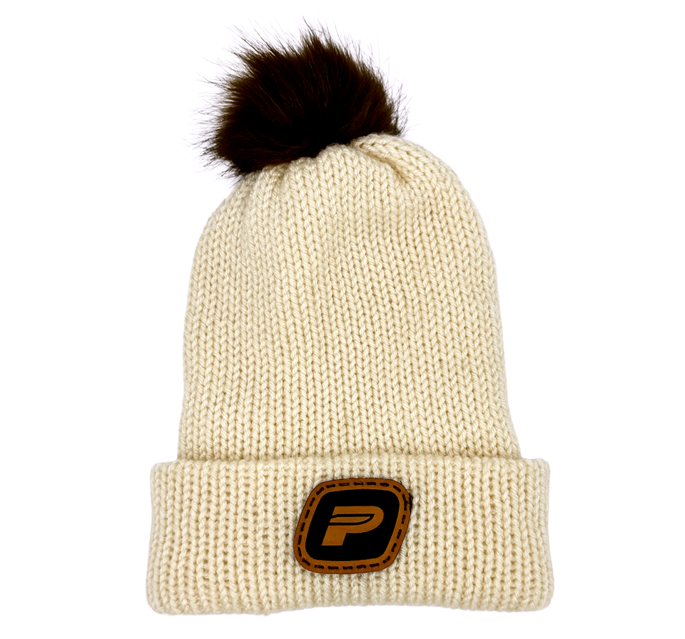 TUQUE À REBORD EN TRICOT AVEC POMPON – BEIGE ÉCUSSON P EN CUIR COUSU