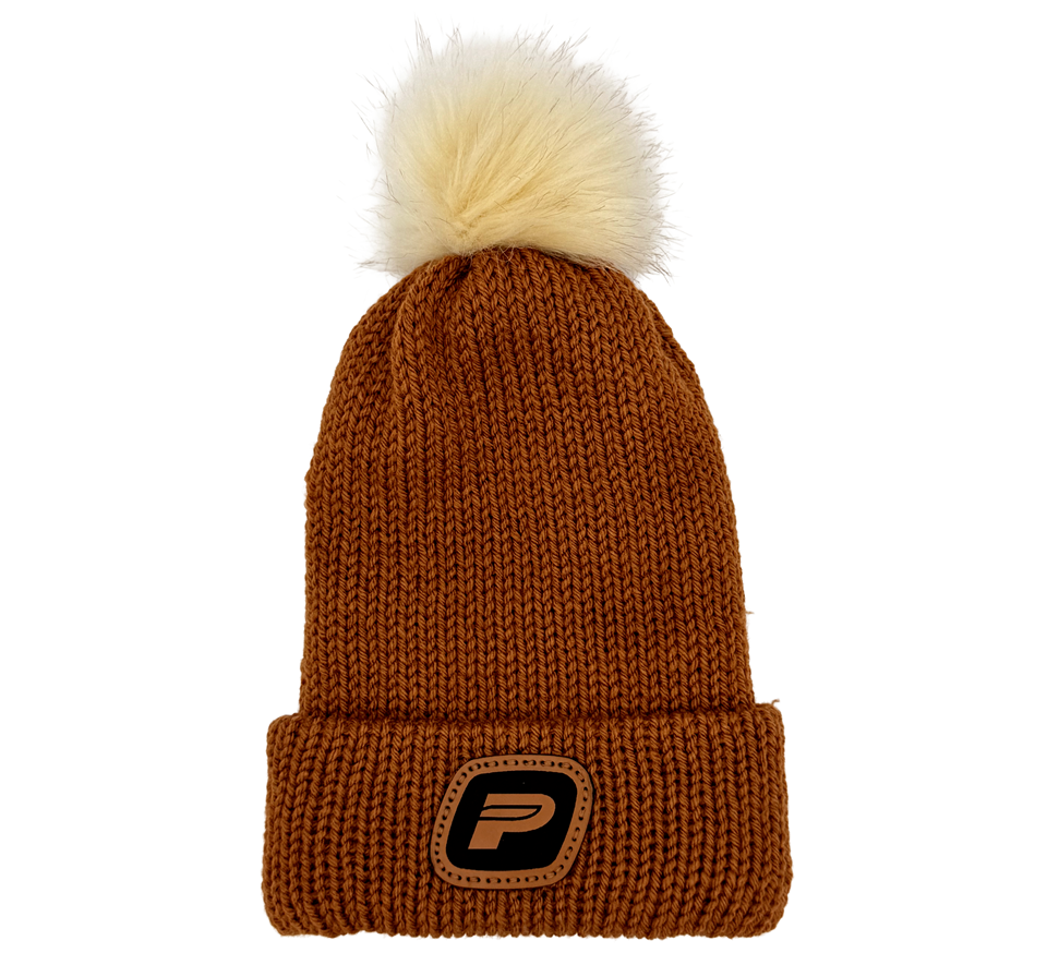 TUQUE À REBORD EN TRICOT AVEC POMPON – ROUILLE ÉCUSSON P EN CUIR COUSU