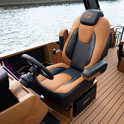 Reclining captain’s chair with sliding base and swivel plate (Platinum Edition shown)