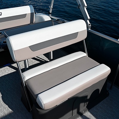 Optional dinette Package : Flip flop seat with integrated cooler
