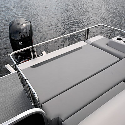 Optional safety railing on the rear seat