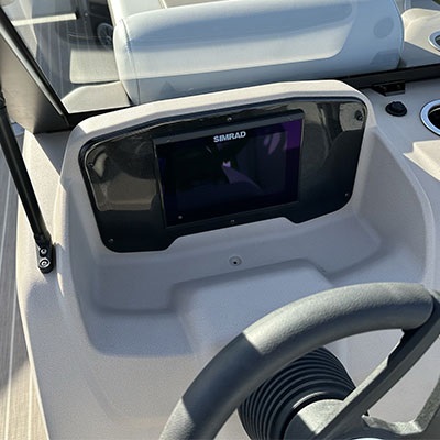 Optional multifunctions Simrad® NSX7 screen with instrumentation