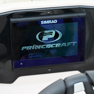Optional multifunctions Simrad® NSX7 screen with instrumentation