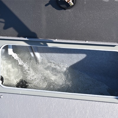 Stern electric-filled aerated livewell (77 L / 20 U.S. gal.)