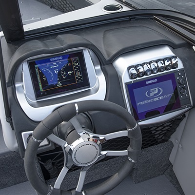 Driver helm (shown with optional multifunction Simrad® NSX9 - right screen)