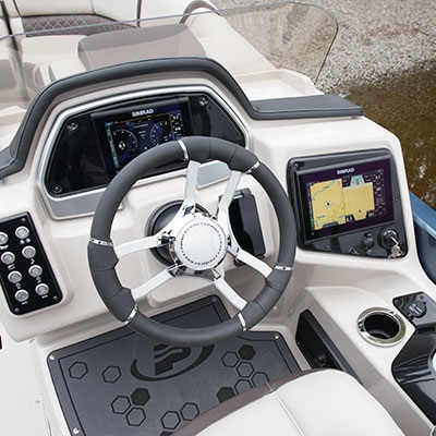 Driver helm shown with optional Simrad® NSX9 multifunctions and high power stereo system screen