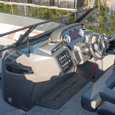 Driver helm shown with optional Simrad® NSX7 multifunctions screen