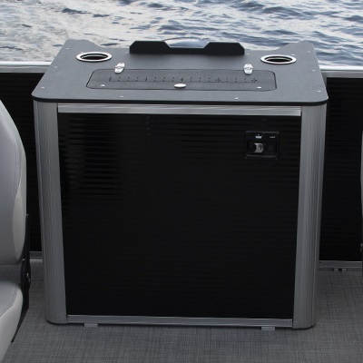 Fishing station including an electric-filled aerated stern livewell, fish ruler, and cup-holders