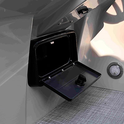 Glove box integrated in the driver helm