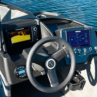Driver helm (shown with optional Simrad® NSX7 and sonar)