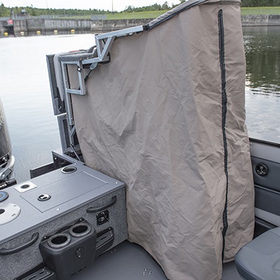 Pop-up privacy enclosure in stern casting platform