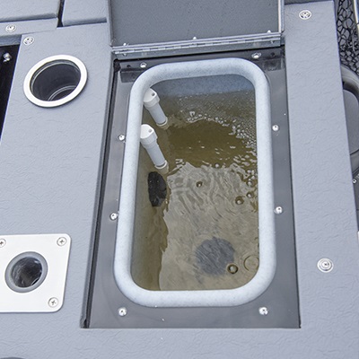 Stern electric-filled aerated livewell (64 L/17 U.S. gal.)