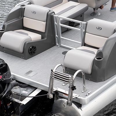 Fun Zone: 2 rear facing loungers with storages under seats and integrated cupholders