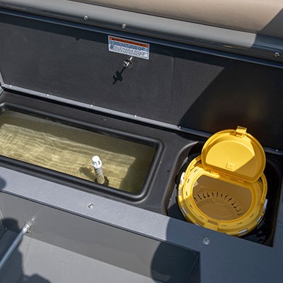 Stern electric-filled aerated livewell (77 L/20 U.S.gal.)