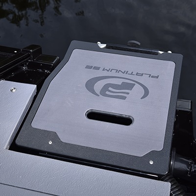 Stern telescopic boarding ladder with boarding platform and antiskid carpet