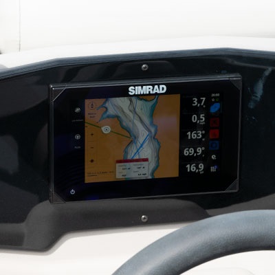 Optional multifunctions Simrad® NSX7 screen with instrumentation