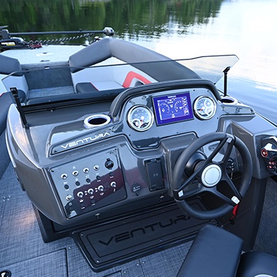 Driver helm shown with optional Simrad® NSX7 multifunctions screen