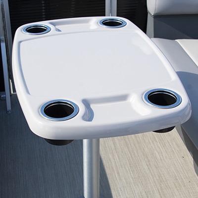 Table sur poteau amovible à l’avant offerte en option