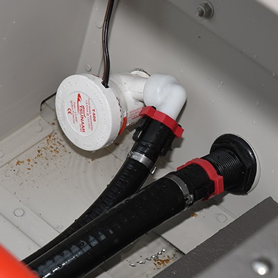 Pompe de cale pour fonctionnement du vivier, offert en option