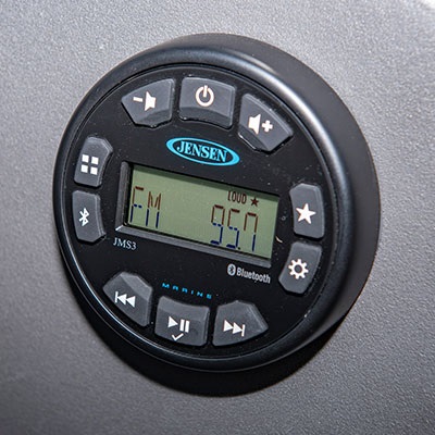 Radio Jensen de 160 watts AM/FM/Bluetooth avec prise (1/8'') à la console, offerte en option