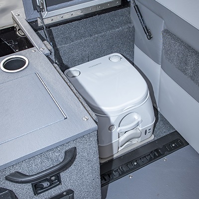 Toilette chimique, incluant réservoir et système d'évacuation à pompe, offerte en option