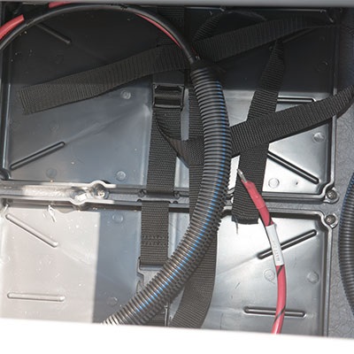 Rangement pour batterie de moteur électrique avec prise (dans la proue du bateau) permettant la connexion d'un moteur électrique, offerte en option