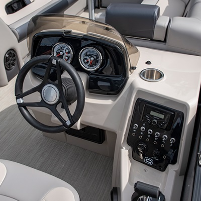 Console conducteur démontrée avec radio Kicker optionnelle