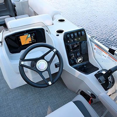 Console conducteur démontrée avec écran optionnel Simrad® NSX7