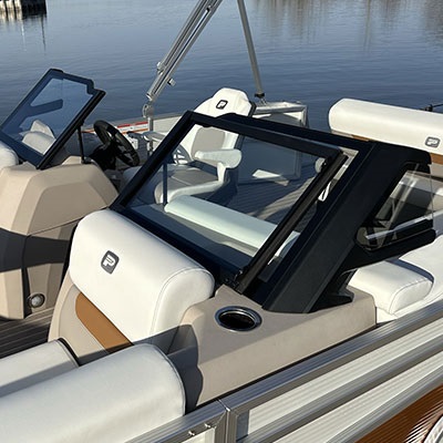 Pare-brise pleine largeur en verre de sureté avec porte