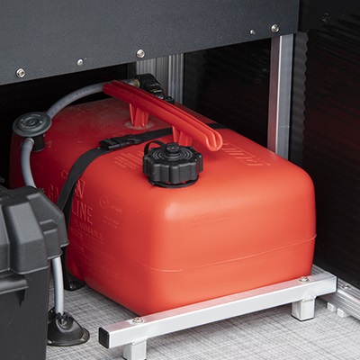 Rangement à réservoir d'essence portatif et à batterie sous la station de pêche arrière
