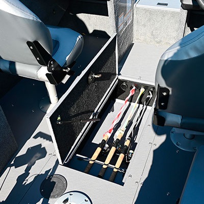 Rangement verrouillable pour 4 cannes à pêche dans le plancher