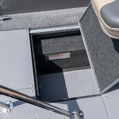 Rangement dans le plancher, situé à l'arrière