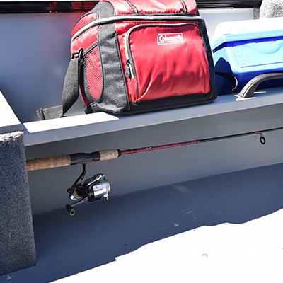 Rangement pour cannes à pêche sans support dans les panneaux latéraux